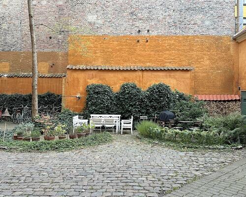 Hyggelig møbleret lejlighed ved kanalen på Christianshavn