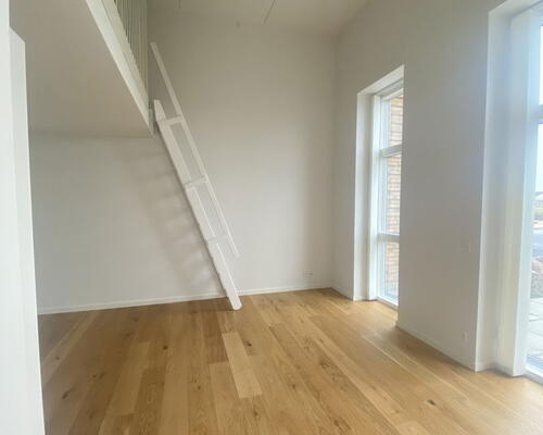 Lys lejlighed med egen terrasse, beliggende ved fjord og natur