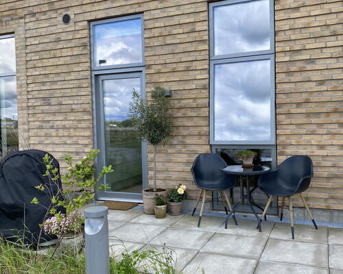 Lys lejlighed med egen terrasse, beliggende ved fjord og natur