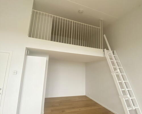 Lys lejlighed med egen terrasse, beliggende ved fjord og natur