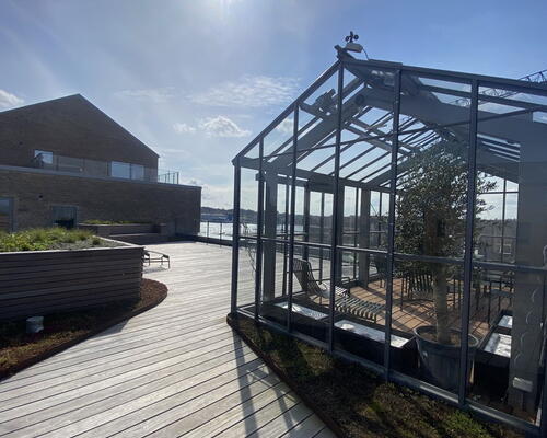 Lys lejlighed med egen terrasse, beliggende ved fjord og natur