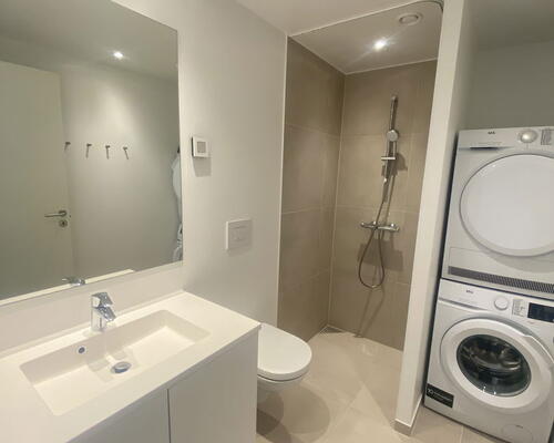 Lys lejlighed med egen terrasse, beliggende ved fjord og natur