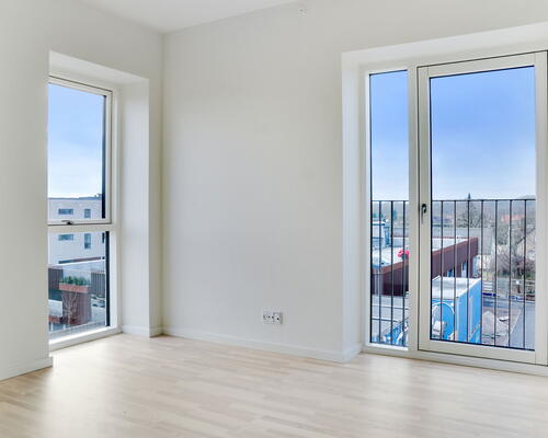 Kun 2 måneders depositium - Stor 3-værelses lejlighed med altan