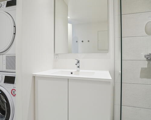 Rummelig 2-værelses lejlighed med godt lys indfald!