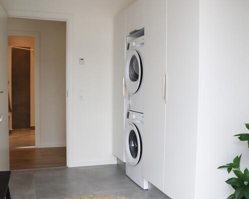 Rummeligt 3-værelses rækkehus. Obs. alle billeder, plantegninger og visualiseringer er vejledende. Denne bolig er spejlvendt ift. plantegningen.