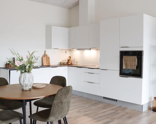 Rummeligt 3-værelses rækkehus. Obs. alle billeder, plantegninger og visualiseringer er vejledende. Denne bolig er spejlvendt ift. plantegningen.