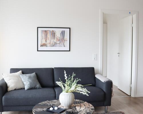 Rummeligt 3-værelses rækkehus. Obs. alle billeder, plantegninger og visualiseringer er vejledende. Denne bolig er spejlvendt ift. plantegningen.