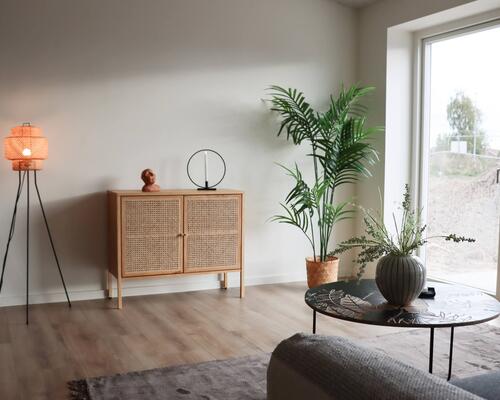 Rummeligt 3-værelses rækkehus. Obs. alle billeder, plantegninger og visualiseringer er vejledende. Denne bolig er spejlvendt ift. plantegningen.