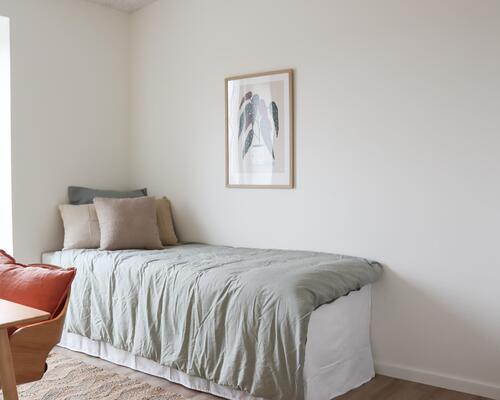 Rummeligt 3-værelses rækkehus. Obs. alle billeder, plantegninger og visualiseringer er vejledende. Denne bolig er spejlvendt ift. plantegningen.