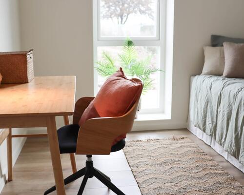 Rummeligt 3-værelses rækkehus. Obs. alle billeder, plantegninger og visualiseringer er vejledende. Denne bolig er spejlvendt ift. plantegningen.