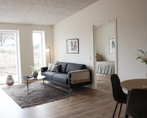 Rummeligt 3-værelses rækkehus. Obs. alle billeder, plantegninger og visualiseringer er vejledende. Denne bolig er spejlvendt ift. plantegningen.