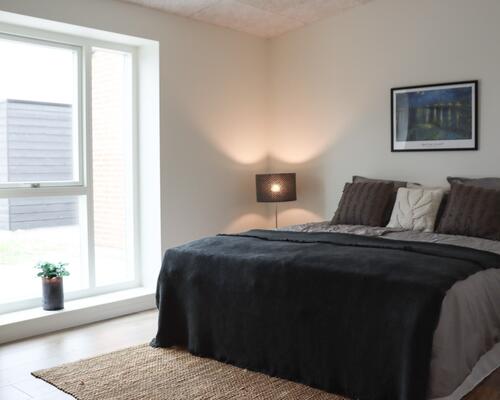 Rummeligt 3-værelses rækkehus. Obs. alle billeder, plantegninger og visualiseringer er vejledende. Denne bolig er spejlvendt ift. plantegningen.