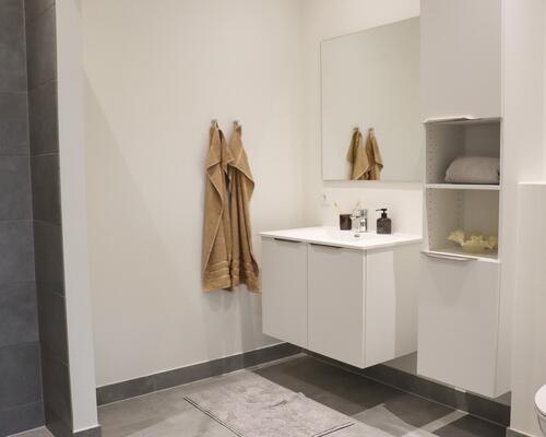 Rummeligt 3-værelses rækkehus. Obs. alle billeder, plantegninger og visualiseringer er vejledende. Denne bolig er spejlvendt ift. plantegningen.