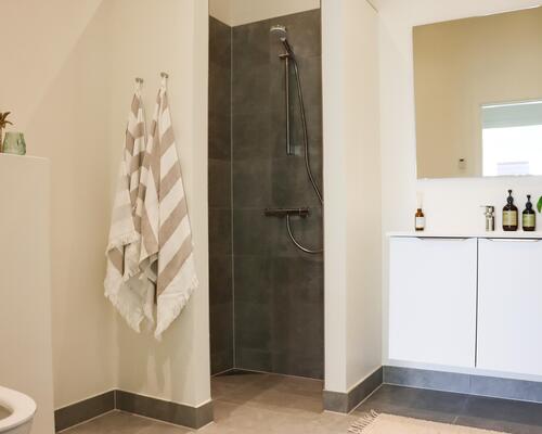 Skønt treværelses rækkehus med god planløsning. Obs. alle billeder, plantegninger og visualiseringer er vejledende.