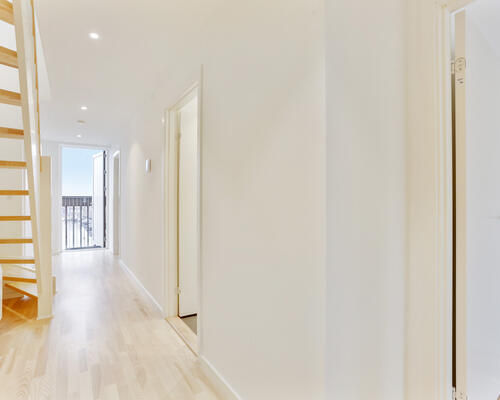 4-værelses bolig i 2 plan med egen tagterrasse!