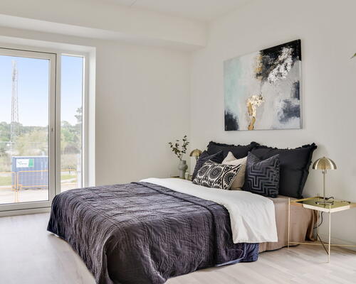 KUN 2 MÅNEDERS DEPOSITUM - Stor 3-værelses beliggende øverst med fri udsigt