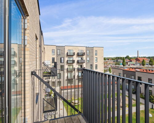 KUN 2 MÅNEDERS DEPOSITUM - Stor 3-værelses beliggende øverst med fri udsigt