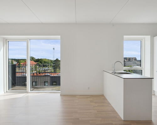 KUN 2 MÅNEDERS DEPOSITUM - Stor 3-værelses beliggende øverst med fri udsigt