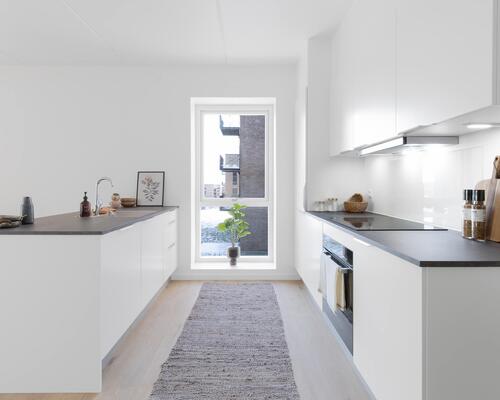 Stor og rummelig fireværelses lejlighed med plads til hele familien. Her indbyder det store alrum til samvær, mens værelsernes placering skaber ro og mulighed for privatliv. Til boligen hører eget skur.