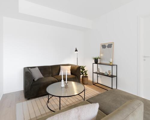 Stor og rummelig fireværelses lejlighed med plads til hele familien. Her indbyder det store alrum til samvær, mens værelsernes placering skaber ro og mulighed for privatliv. Til boligen hører eget skur.