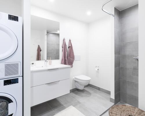 Stor og rummelig fireværelses lejlighed med plads til hele familien. Her indbyder det store alrum til samvær, mens værelsernes placering skaber ro og mulighed for privatliv. Til boligen hører eget skur.