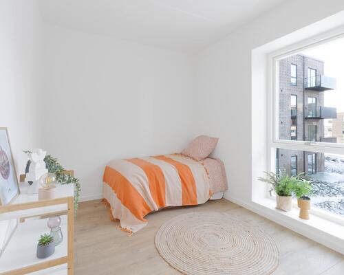 Stor og rummelig fireværelses lejlighed med plads til hele familien. Her indbyder det store alrum til samvær, mens værelsernes placering skaber ro og mulighed for privatliv. Til boligen hører eget skur.