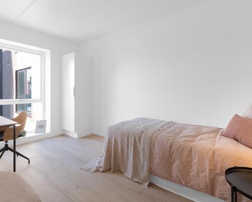 Stor og rummelig fireværelses lejlighed med plads til hele familien. Her indbyder det store alrum til samvær, mens værelsernes placering skaber ro og mulighed for privatliv. Til boligen hører eget skur.