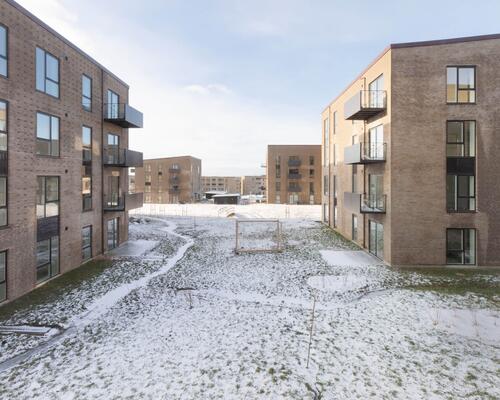 Stor og rummelig fireværelses lejlighed med plads til hele familien. Her indbyder det store alrum til samvær, mens værelsernes placering skaber ro og mulighed for privatliv. Til boligen hører eget skur.