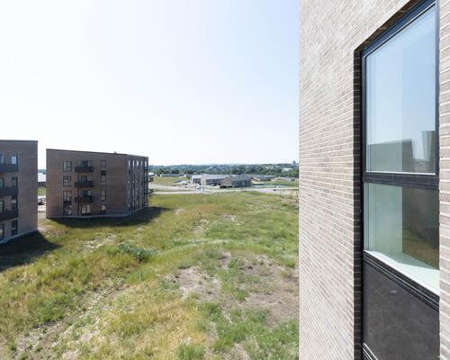 Stor og rummelig fireværelses lejlighed med plads til hele familien. Her indbyder det store alrum til samvær, mens værelsernes placering skaber ro og mulighed for privatliv. Til boligen hører eget skur.