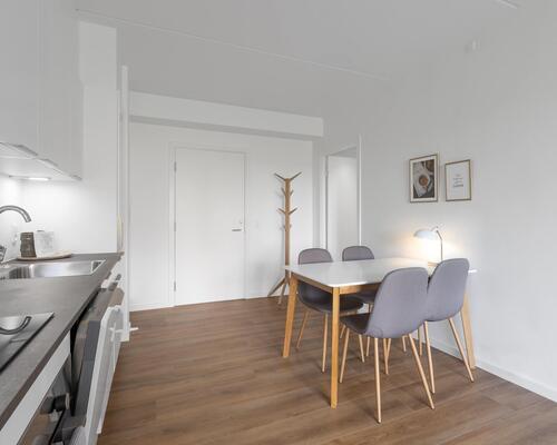 Denne nyopførte toværelses lejebolig i Horsens er skabt til parret eller singlen, der værdsætter rummelighed og moderne design. Til boligen hører eget skur. Obs: denne bolig er spejlvendt ift. plantegning.