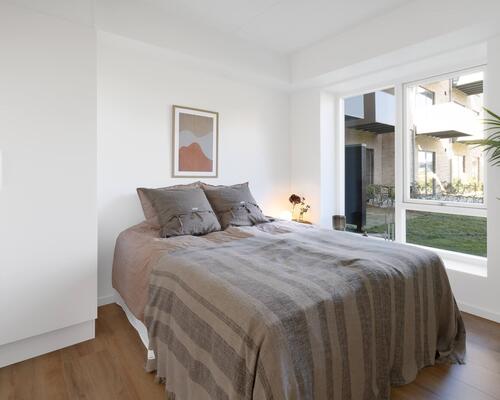 Denne nyopførte toværelses lejebolig i Horsens er skabt til parret eller singlen, der værdsætter rummelighed og moderne design. Til boligen hører eget skur. Obs: denne bolig er spejlvendt ift. plantegning.