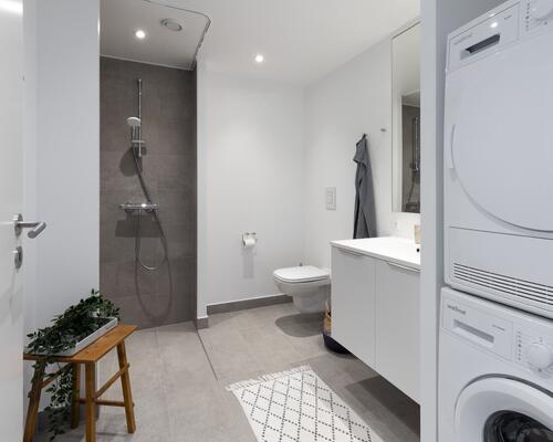 Denne nyopførte toværelses lejebolig i Horsens er skabt til parret eller singlen, der værdsætter rummelighed og moderne design. Til boligen hører eget skur. Obs: denne bolig er spejlvendt ift. plantegning.