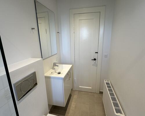 total nyrenoveret 2 vær. lejlighed.