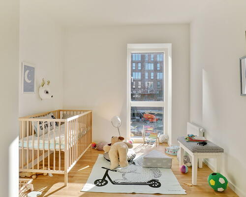 Rummelig og lys 4-værelses lejlighed med altan i et moderne byggeri i Søborg