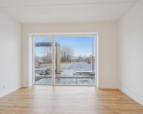 Rummelig 2-værelses lejlighed med terrasse