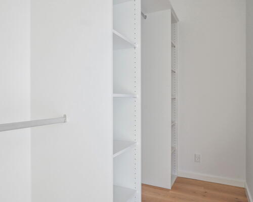 Rummelig 2-værelses lejlighed med terrasse