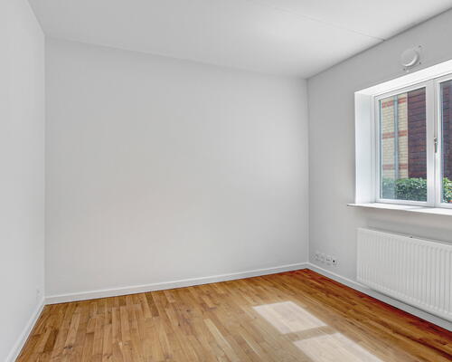 Sjældent udbudt 4-vær. lejlighed med lyse rum, flot udsigt og naturskøn beliggenhed ved Furesø