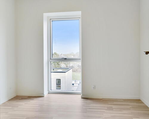 Kun 2 måneders depositium - Stor 3-værelses lejlighed med altan