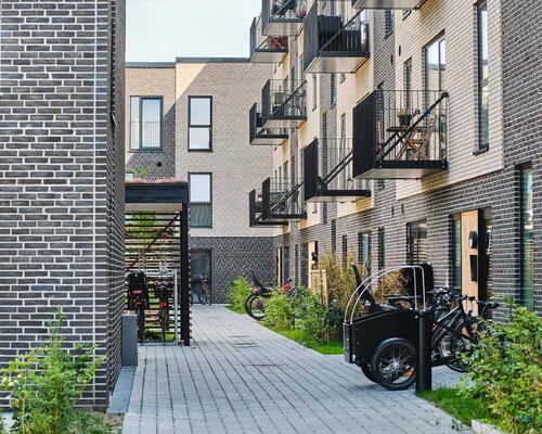 Kun 2 måneders depositium - Stor 3-værelses lejlighed med altan