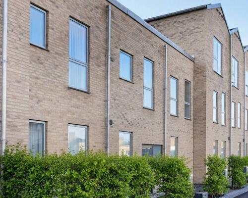 Skøn 2-værelses lejlighed med altan og stort soveværelse