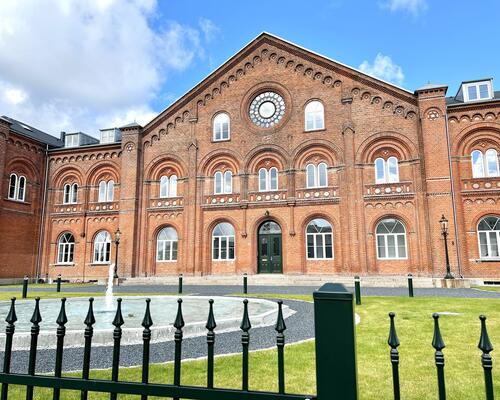 Charmerende 3. værelses herskabslejlighed