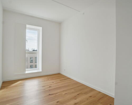 Veldisponeret og delevenlig 5-værelses bolig med stort køkken-alrum, køkkenø og to toiletter - Gulvarme i hele boligen! Ingen bindingsperiode