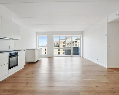 Veldisponeret og delevenlig 5-værelses bolig med stort køkken-alrum, køkkenø og to toiletter - Gulvarme i hele boligen! Ingen bindingsperiode