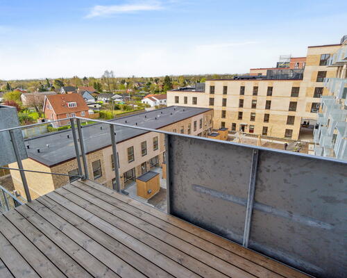 Veldisponeret og delevenlig 5-værelses bolig med stort køkken-alrum, køkkenø og to toiletter - Gulvarme i hele boligen! Ingen bindingsperiode