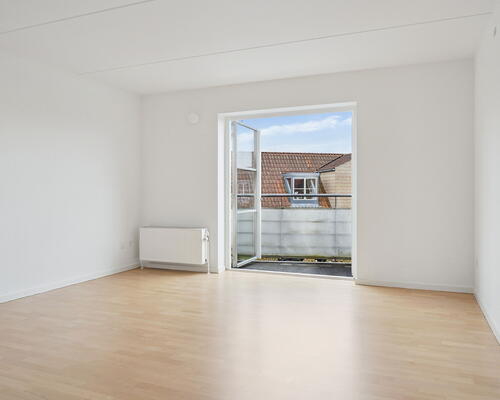 Skyllebakke Havn - Rummelig lys 2 vær. lejebolig med god altan