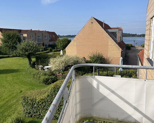 Skyllebakke Havn - Rummelig lys 2 vær. lejebolig  - Fin sydvendt altan med udsigt til fjorden