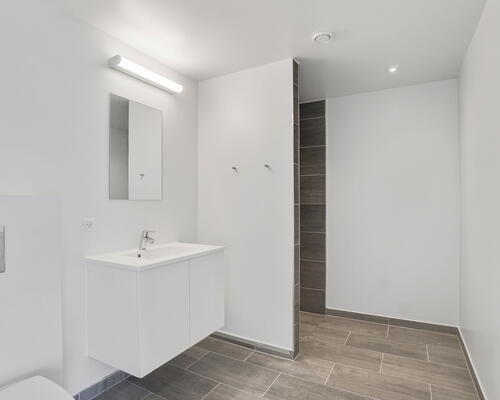 Egedal Stationsby - Lys og indbydende lejebolig med stor hjørne altan og udsigt til markerne