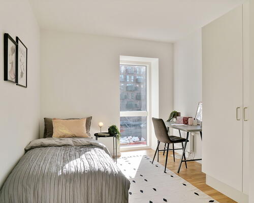 Stor lys 4-værelses lejlighed med altan, plads til hele familien