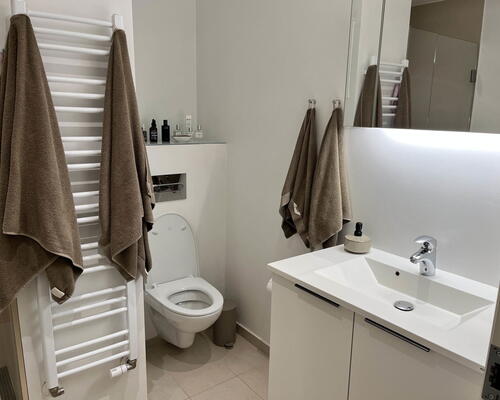 Komplet nyrenoveret 3-værelses på 84 m2 tæt på Aalborg midtby, Station og Busterminal – delevenlig