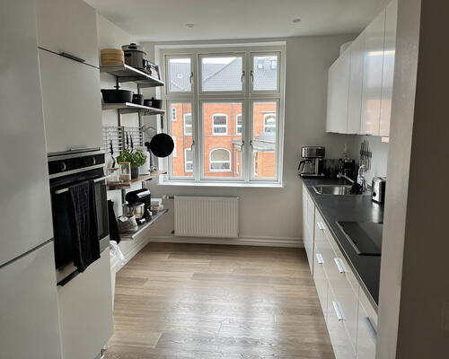 Komplet nyrenoveret 3-værelses på 84 m2 tæt på Aalborg midtby, Station og Busterminal – delevenlig